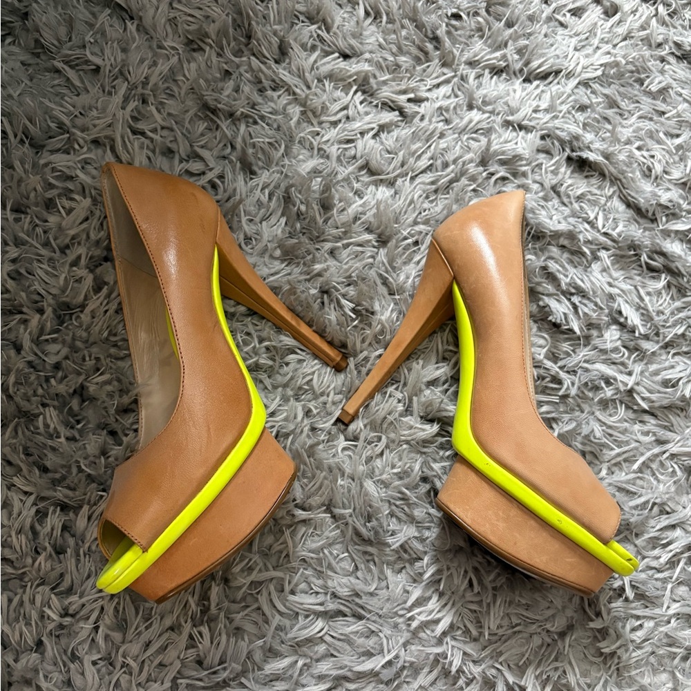 Enzo Angiolini Tan Platform Pumps with Neon Yellow Accent